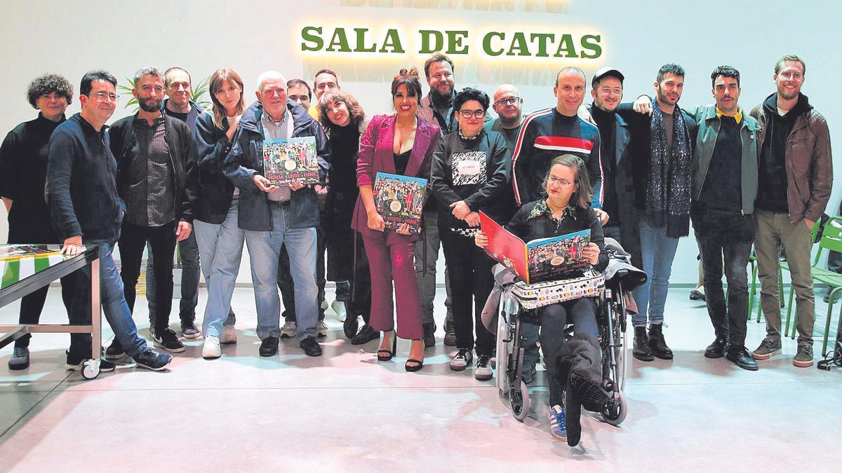 La autora, en el centro, posa junto a sus colaboradores y miembros de algunas bandas.