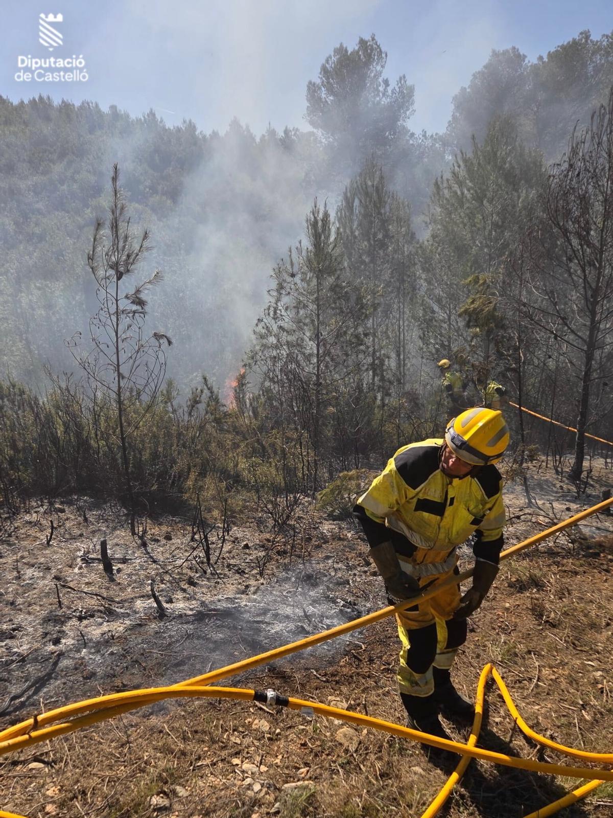 Uno de los bomberos, trabajando este martes en el incendio de Navajas