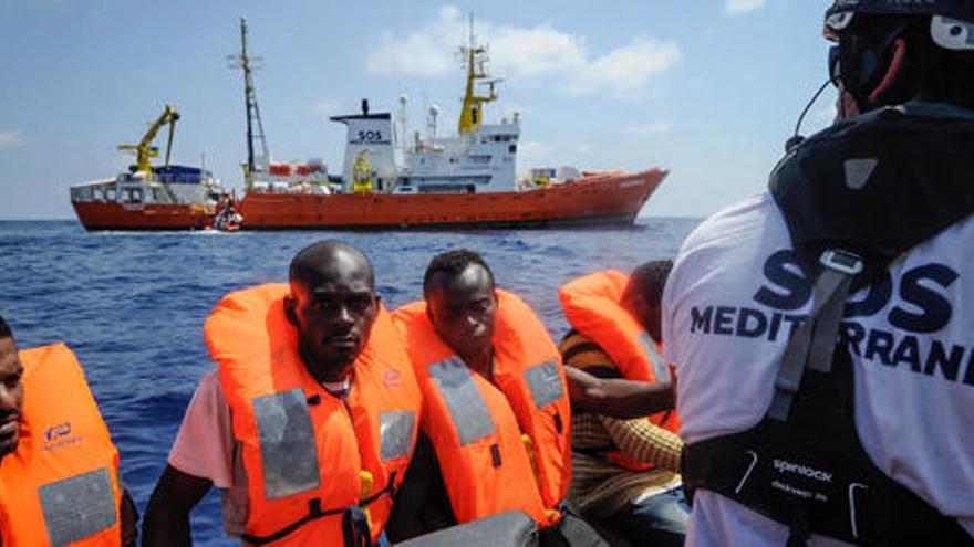 Varias personas son rescatadas para ser llevadas a bordo del &#039;Aquarius&#039;. Foto: SOS Mediter.