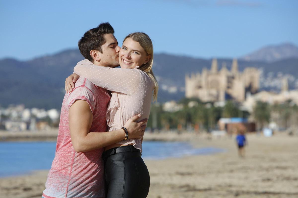 Dominik Bruntner und Jolina Fust sind nach Mallorca ausgewandert. Am Strand Can Pere Antoni in Palma erzählen sie von ihrem Abenteuer.