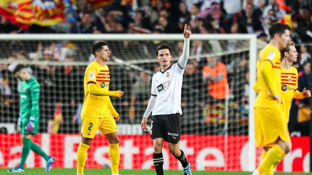 Hugo Guillamón, en el centro, durante un partido con el Valencia.