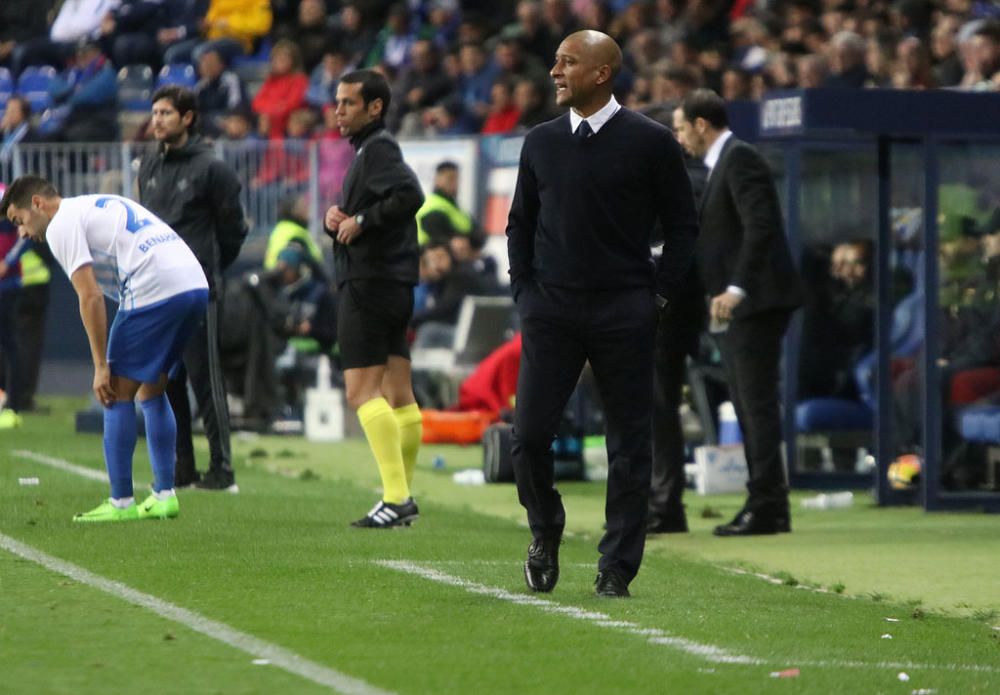 Las imágenes del derbi andaluz en La Rosaleda, que estuvo precedido de un minuto de silencio en memoria de Pablo Ráez. Sobre el césped, el conjunto bético remontó un choque en el que el Málaga CF no estuvo bien.