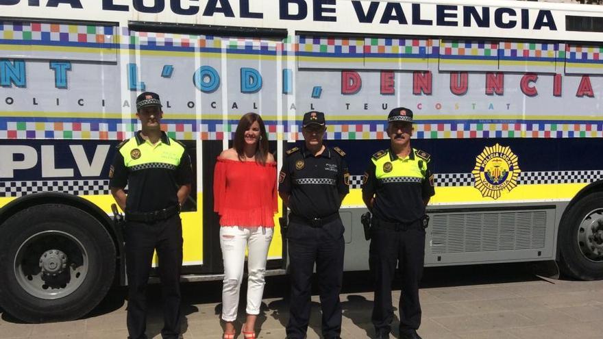 Tres agentes y la concejala, con el autobús.