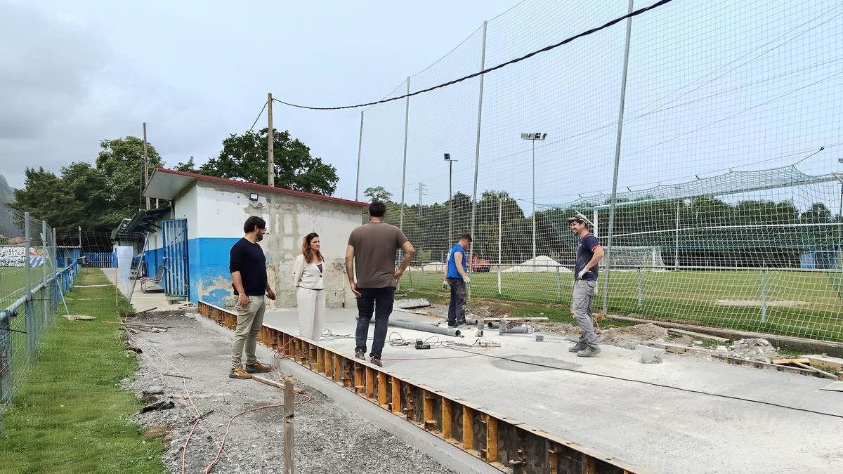 El Alcalde y la concejala Mónica Remis, este viernes, en el campo de fútbol de Nueva.