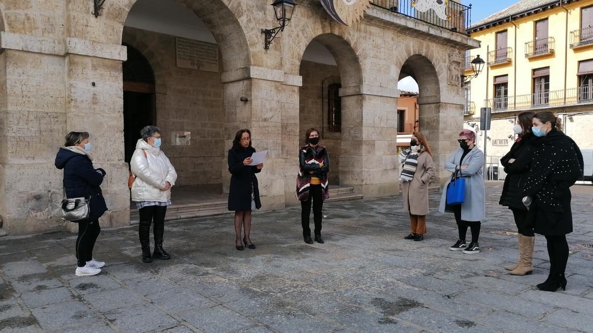 Medina lee el manifiesto ante un grupo de mujeres en la Plaza Mayor de Toro