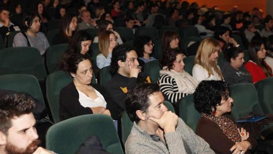 Asistentes a las jornadas contra las drogas en Pumarín.