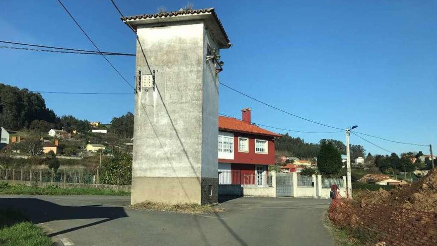 Transformador y tendido de Fenosa en Culleredo, que la compañía prevé trasladar.