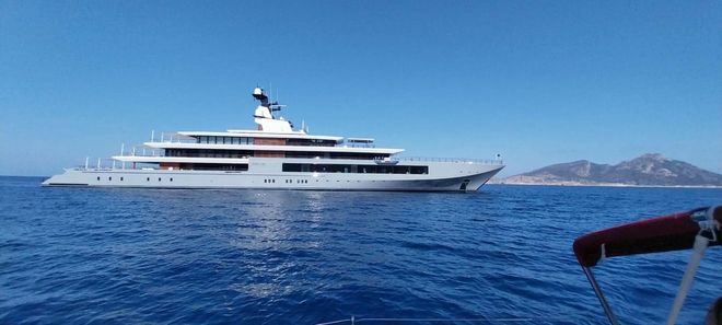 El megayate 'Seven Seas' de Steven Spielberg, valorado en 250 millones de dólares, fondeado frente a Andratx