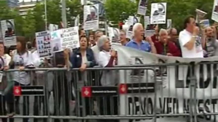 Cacerolada ante la sede central de La Caixa