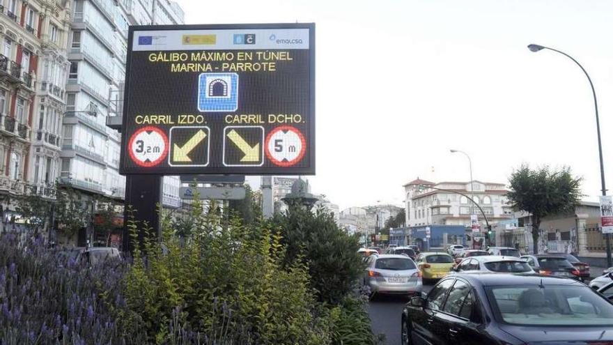 Panel informativo en Linares Rivas que señala los gálibos en el túnel de la Marina.