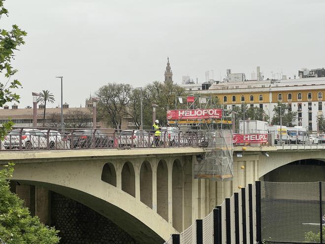 Las obras de instalación de toldos en el Puente de San Telmo en imágenes