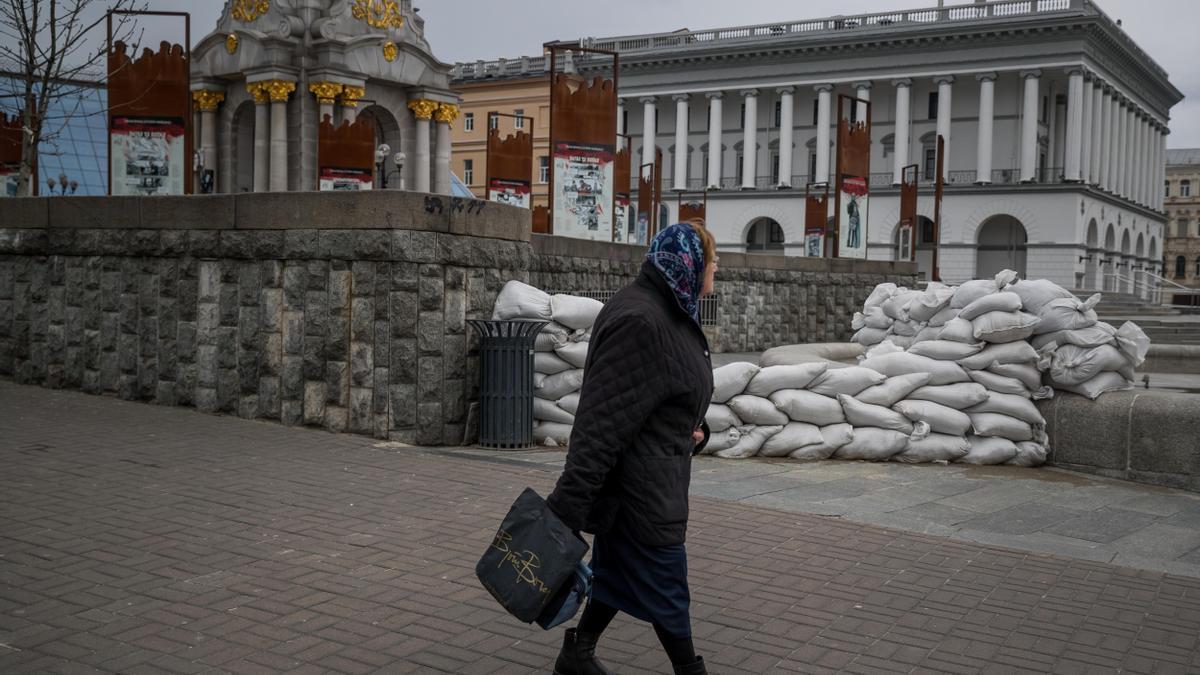 Una mujer pasa junto a las barricadas que se levantan en Kiev.