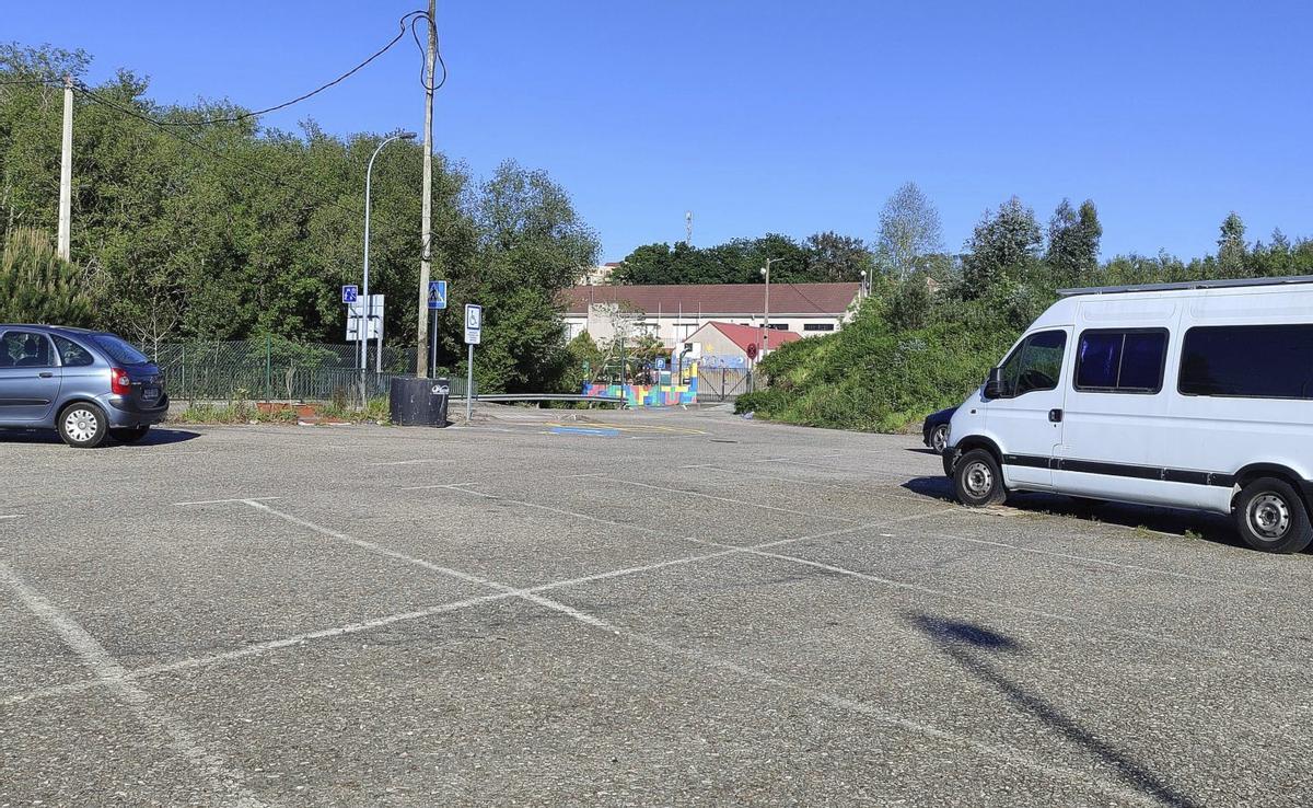 Zona de aparcamiento en A Rúa, en los accesos a la autovía de Morrazo.