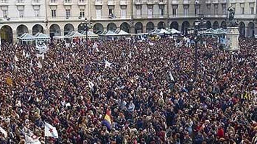 La manifestación contra la marea negra reunió a 75.000 personas en María Pita..