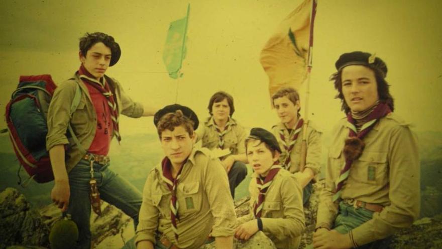 Imágenes del álbum de fotos del movimiento scout avilesino en las que aparecen dos grupos de jóvenes en diferentes etapas de la historia del grupo.