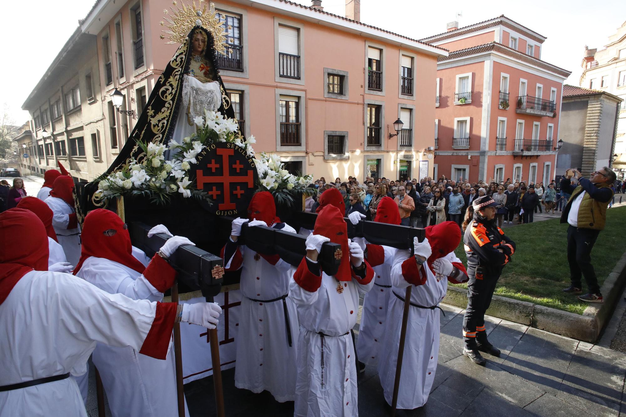 La procesión del Sábado Santo en Gijón, en imágenes