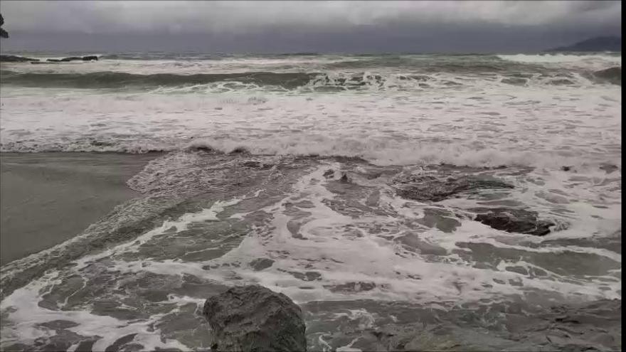 El temporal de mar sacseja la costa empordanesa (2)