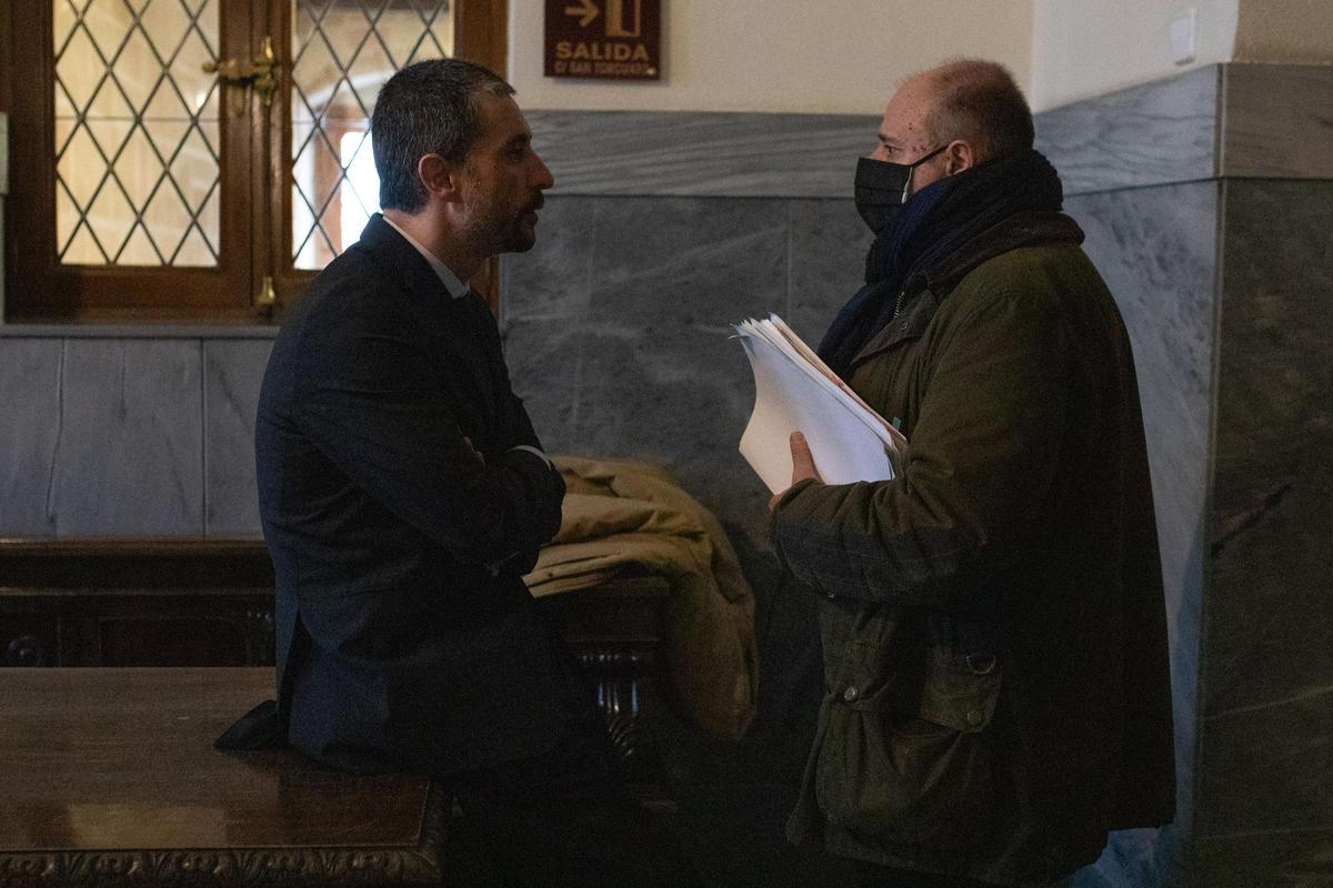 Alberto Vega conversa con su abogado, Conde-Pumpido, antes del juicio.jpg Alberto Vega conversa con su abogado, Conde-Pumpido, antes del juicio.jpg