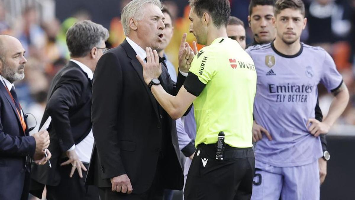 Carlo Ancelotti, entrenador del Real Madrid, discute con Ricardo de Burgos Bengoetxea, durante el partido contra el Sevilla.