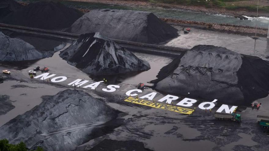 Greenpeace coloca un cartel gigante en el Musel con el lema "No más carbón"