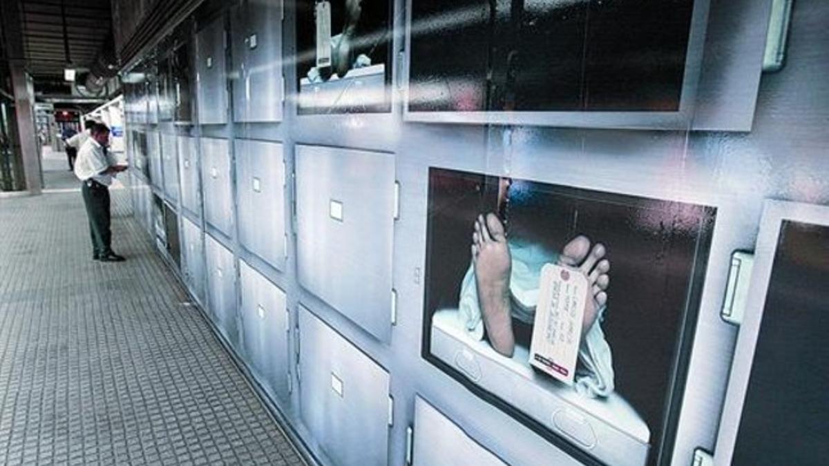 Mural de la Generalitat instalado en el 2007 en una estación de Ferrocarrils para llamar la atención sobre las muertes por accidente laboral.