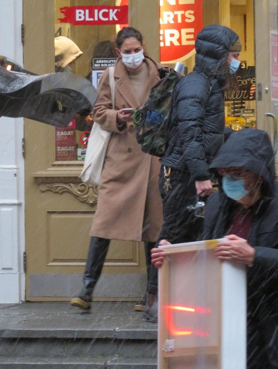 Katie Holmes con abrigo camel y botas negras