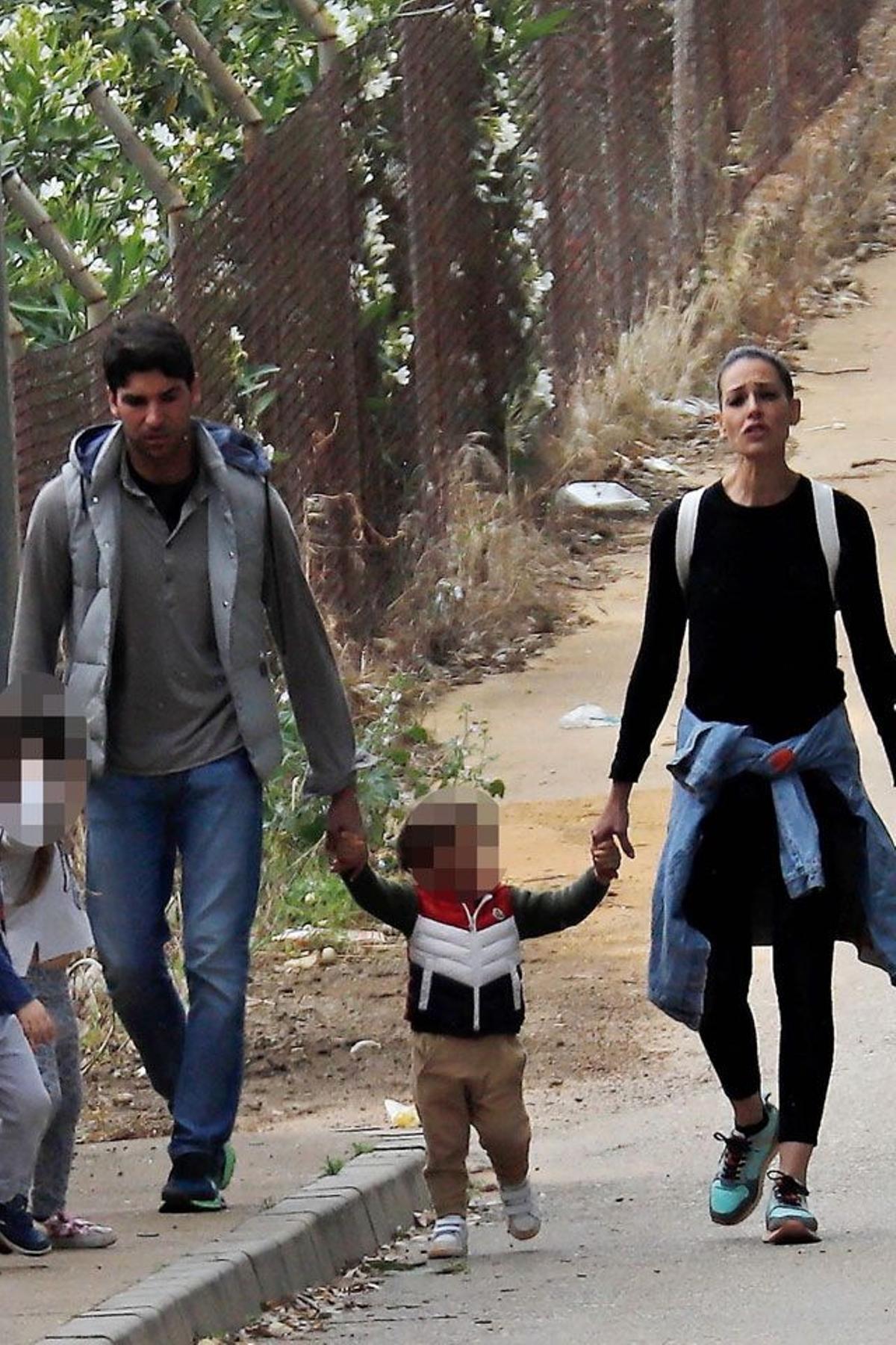 El look en negro con zapatillas multicolor de Eva González