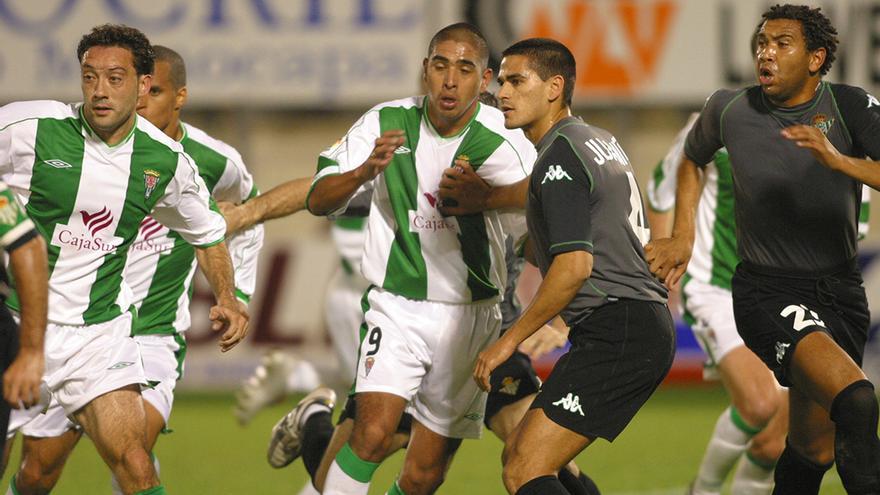 Juanito, en su etapa de jugador en el Betis, pugna con Pulpo González en un partido ante el Córdoba CF.