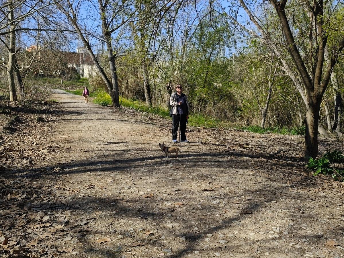 Varios caminantes en el parque del Cascajar, una histórica zona verde del sector noreste de Lucena.