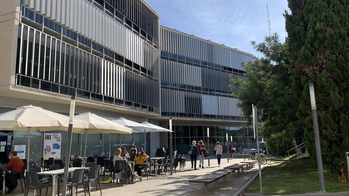 Terraza de una cafetería junto al Ayuntamiento de San Vicente.