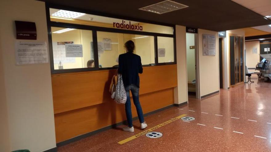 Mostrador de cita previa de Radiología en el Hospital Montecelo.  // FDV
