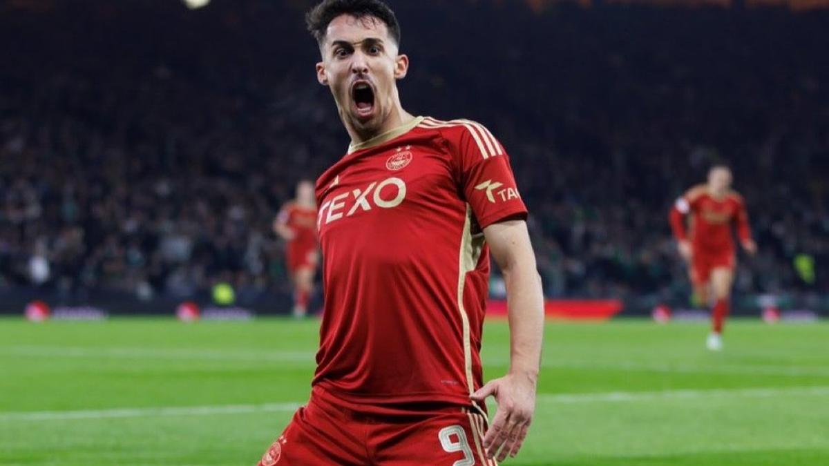 Bojan Miovski celebra un gol con el Aberdeen.