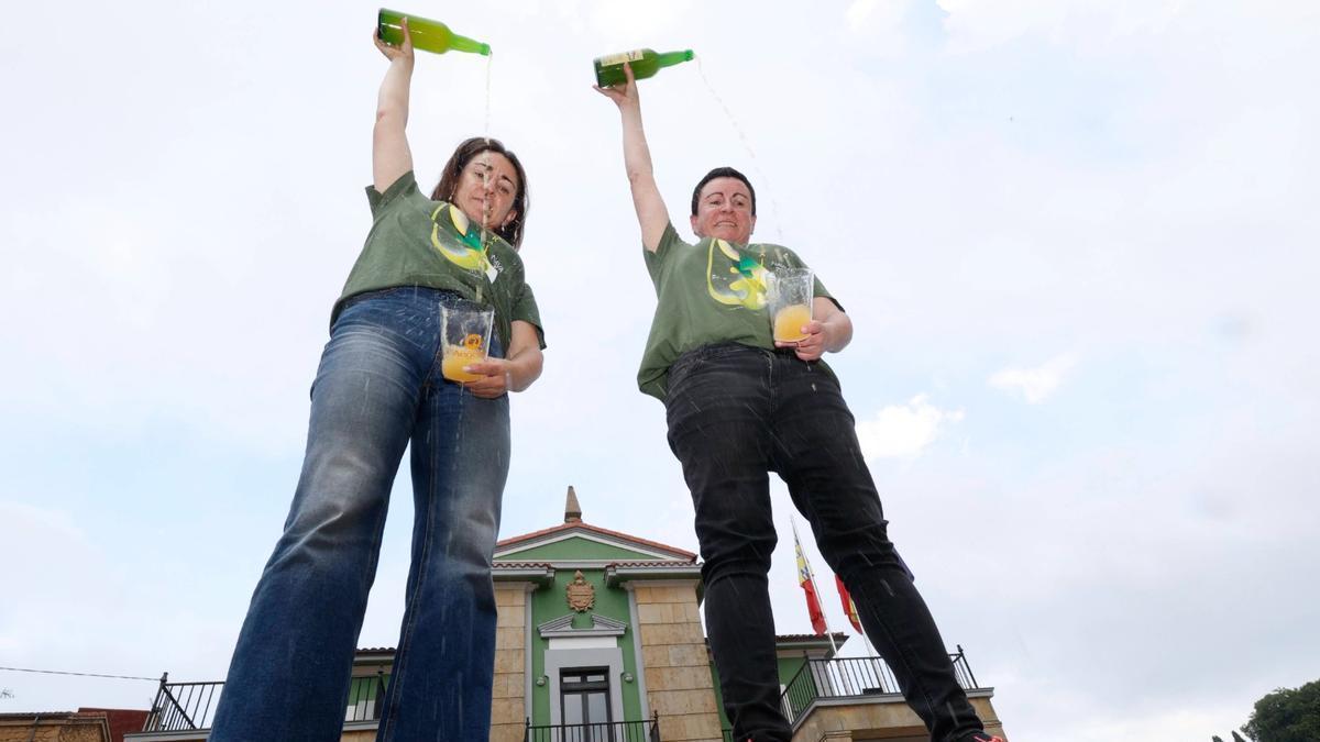 Las hermanas navetas Laura y Susana Ovín, maestras escanciadoras y pregoneras del Festival de la Sidra de Nava