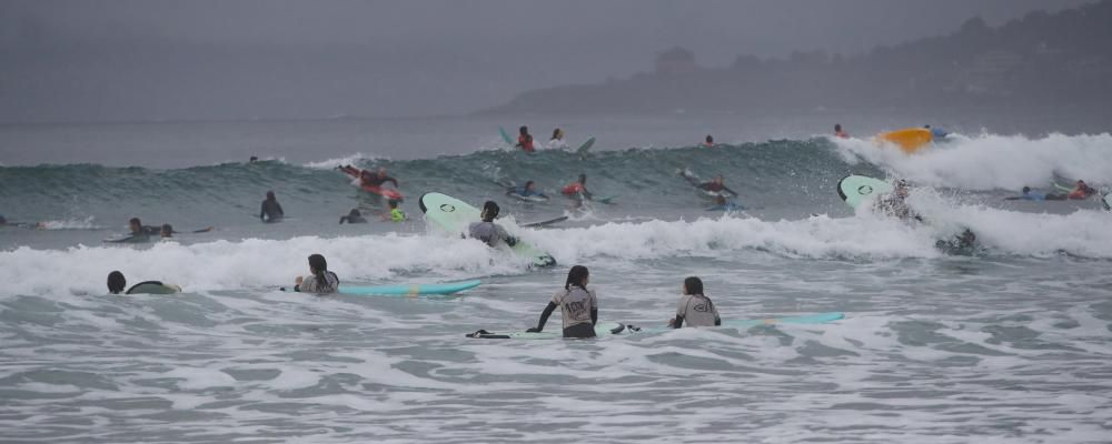 Los surfistas disfrutan de las olas en Patos