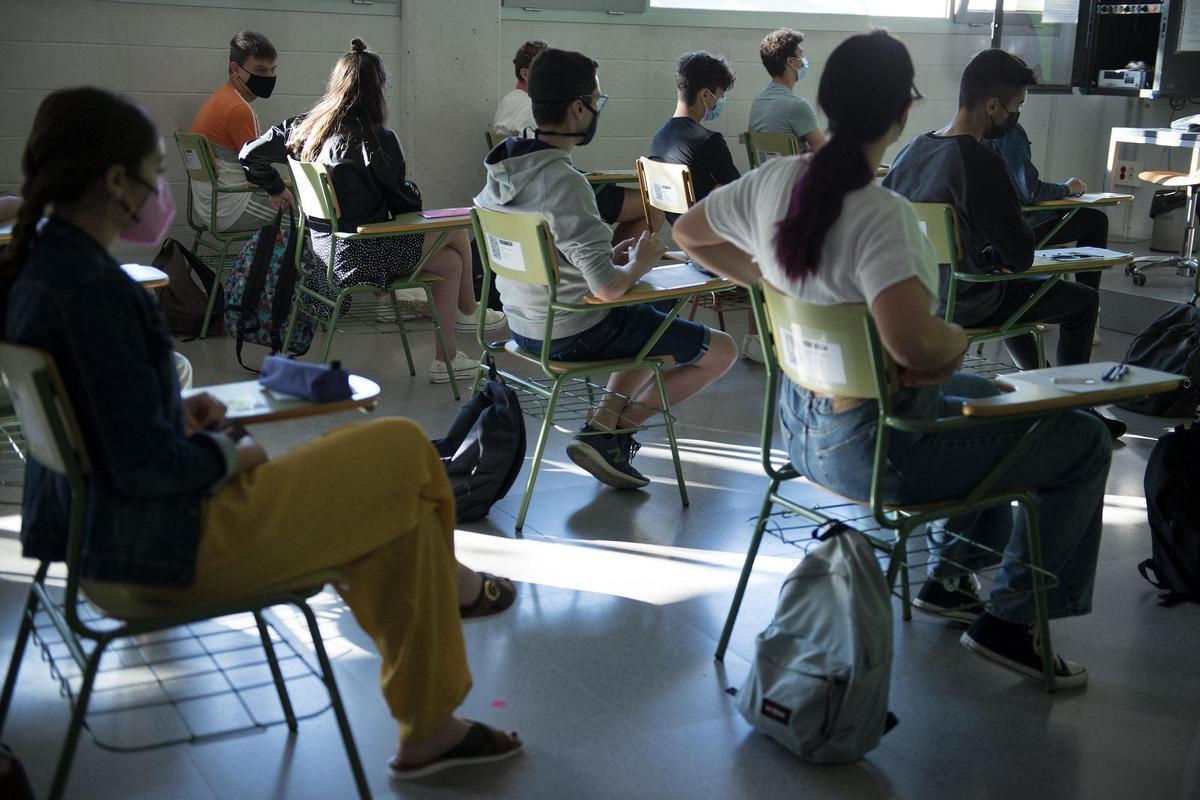 Jóvenes atienden a una clase.