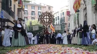 La procesión del Corpus en Palma desfila sobre una alfombra de flores y con banderas a media asta