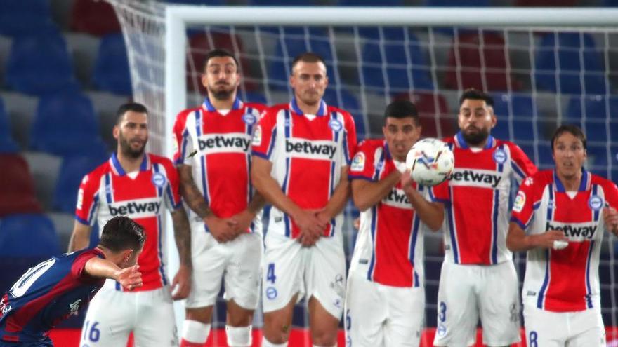 El Alavés defiende las tablas con diez ante el Levante