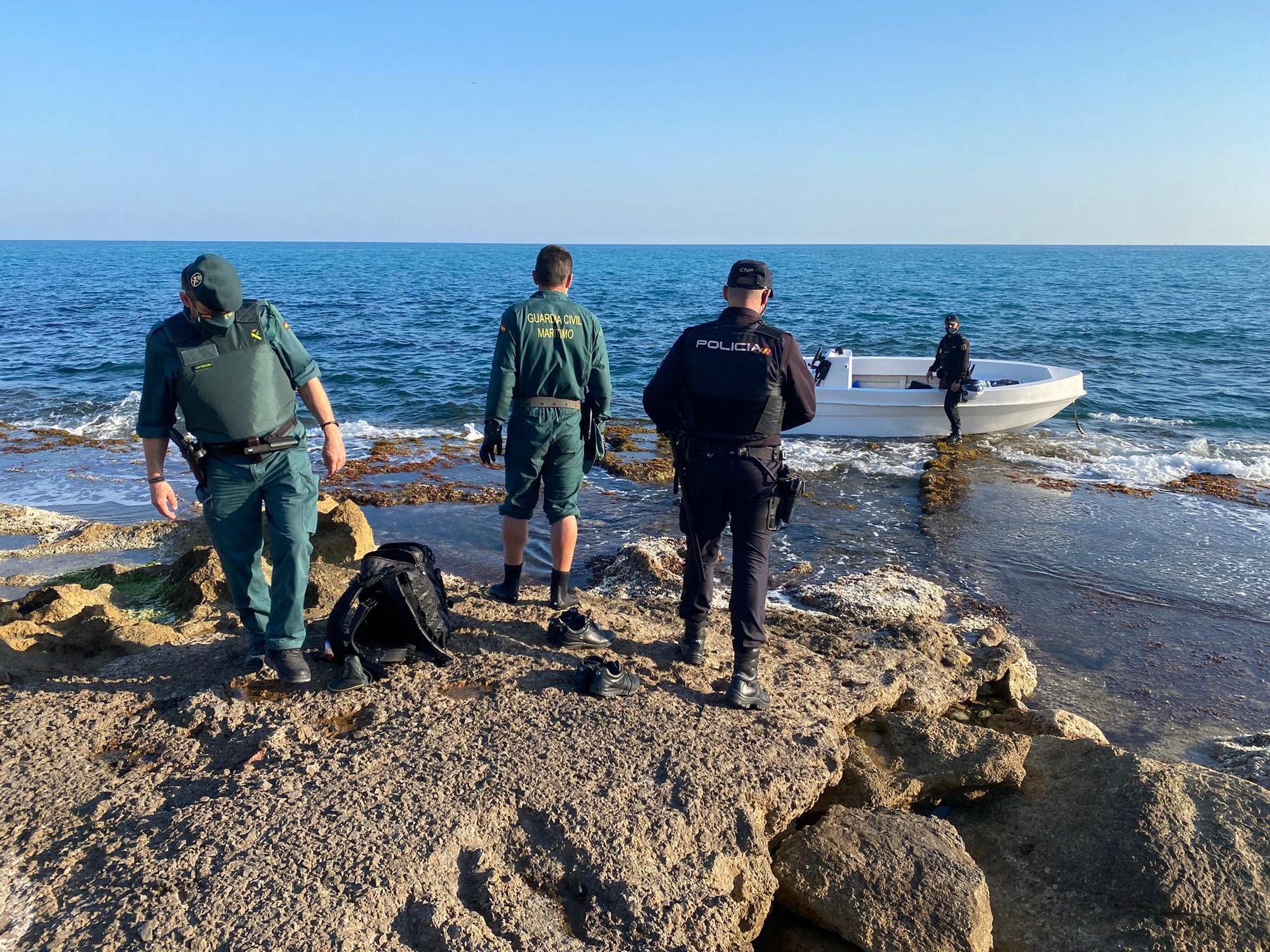 Interceptan a 12 inmigrantes tras llegar en una patera al Cabo de las Huertas