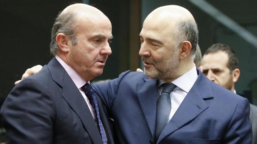 Moscovici niega haber hablado con Guindos sobre el presupuesto español
