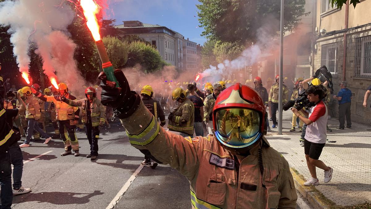 Bomberos comarcalesmanifestándose delante del Parlamento de Galicia