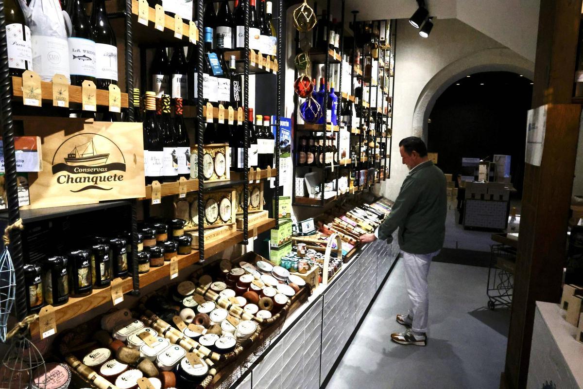 El interior de ultramarinos Carro, la tienda más antigua de Santiago de Compostela.