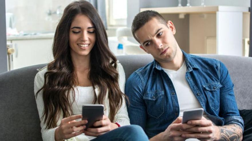 1 de cada 3 personas confiesa haber espiado el móvil de su pareja en al menos una ocasión