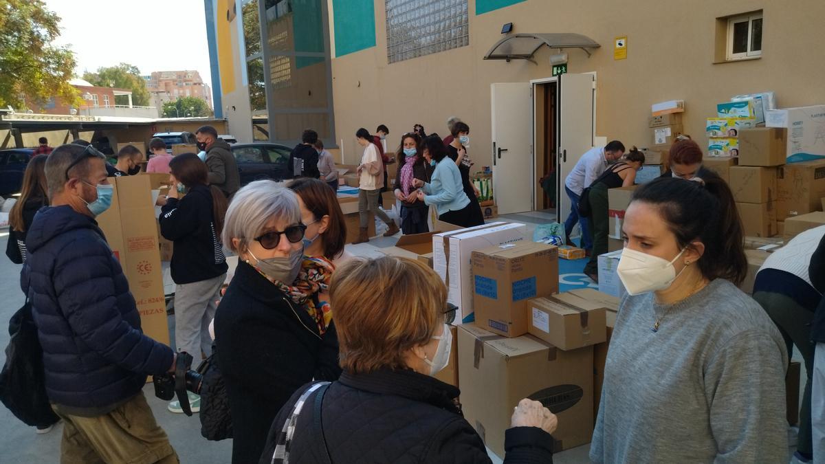 La actividad es frenética en el aparcamiento del hotel Costa Blanca