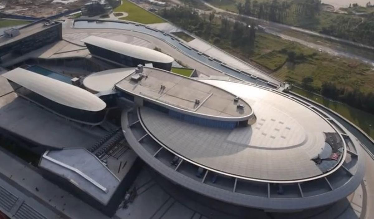 Les oficines de l’empresari Liu Dejian inspirades en la nau Enterprise de la sèrie Star Trek. Les oficines de l’empresari Liu Dejian inspirades en la nau Enterprise de la sèrie Star Trek.