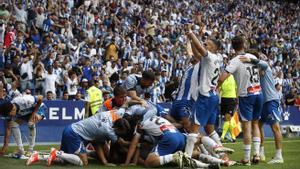 Los jugadores de Espanyol celebran el 2-0 ante el Oviedo.