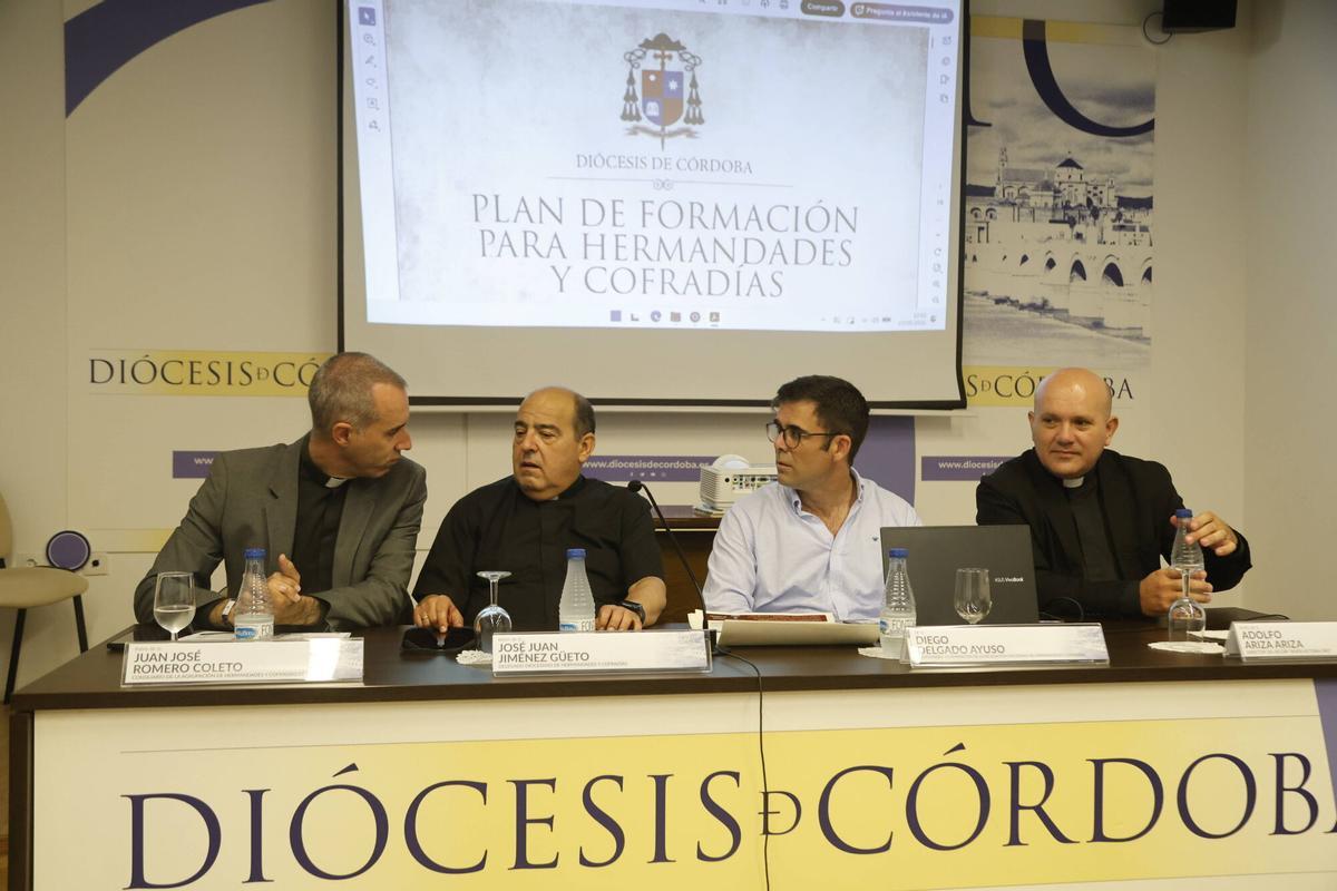 A.J.González Córdoba Plan de Formación Diocesano para miembros de Hermandades y Cofradías que ha desarrollado la sección de formación de la Delegación Diocesana de Hermandades y Cofradías en colaboración con el ISCCRR “Beata Victoria Díez” de Córdoba. Intervienen, el Delegado Diocesano de Hermandades y Cofradías, José Juan Jiménez Güeto, el Consiliario de la Agrupación de Hermandades y Cofradías, Juan José Romero Coleto, el Responsable de la sección de Formación de la Delegación Diocesana, Diego Delgado Ayuso, y el director del Plan de Formación, Adolfo Ariza Ariza
