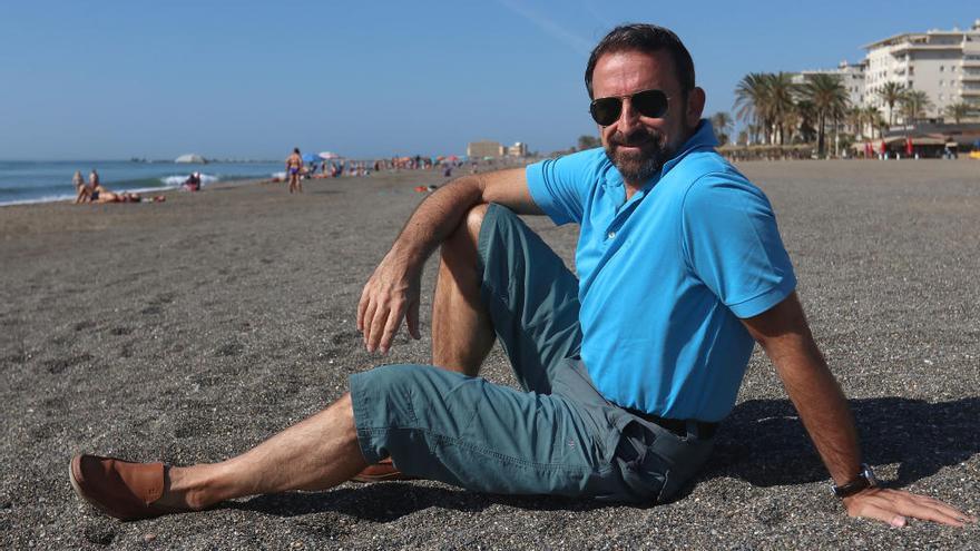 Joan Plaza, entrenador del Unicaja, posa para La Opinión en la playa antes de comenzar sus vacaciones.