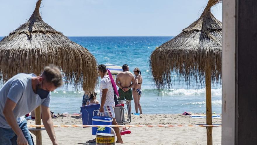 Un hombre trabaja en un chiringuito de La Manga.