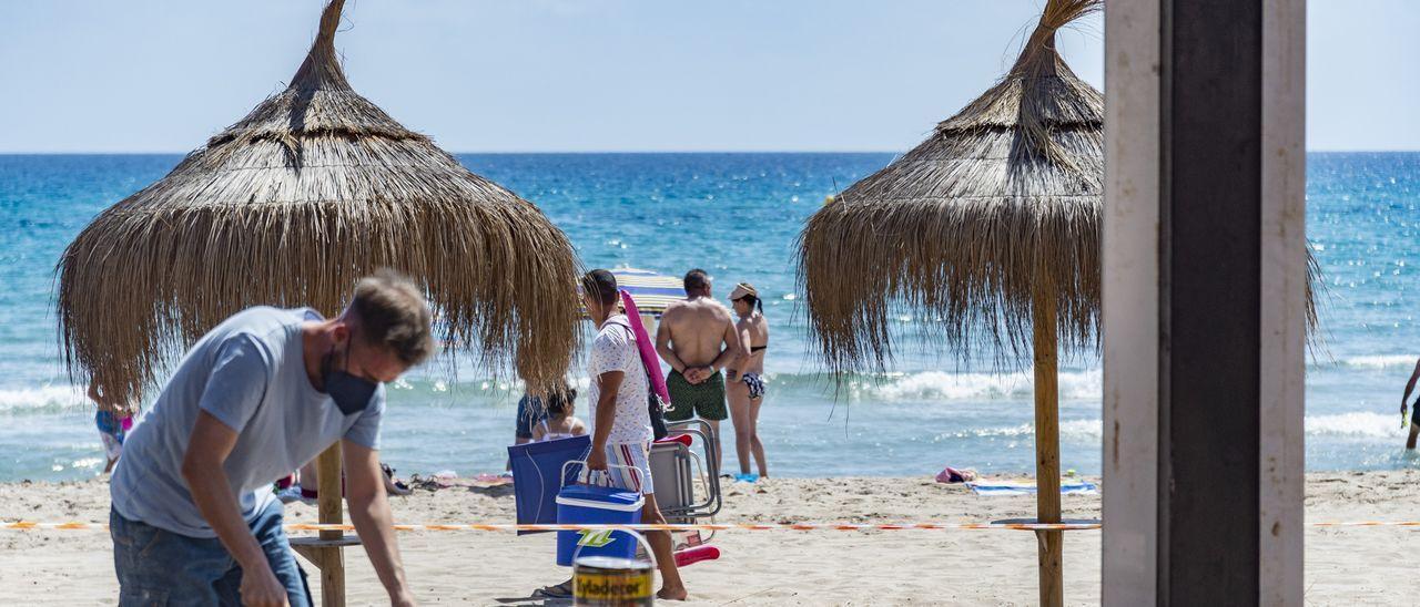 Un hombre trabaja en un chiringuito de La Manga.