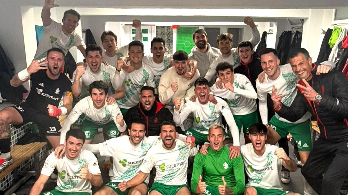 La plantilla del Alberic celebra una victoria en la pasada temporada.